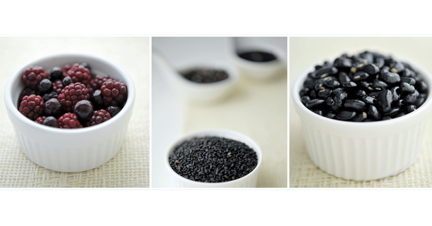 อาหารสีดำ ,ไก่ดำ,ข้าวเหนียวดำ,เฉาก๊วย,แบล็กเบอรี่,แบล็คเบอร์รี่,Blackberry,chicken,เบอร์เกอร์ดำ, เส้นพาสต้าดำ,ข้าวกล้องสีนิล, พริกไทยดำ, งาดำ, องุ่นดำ, ถั่วดำ 
